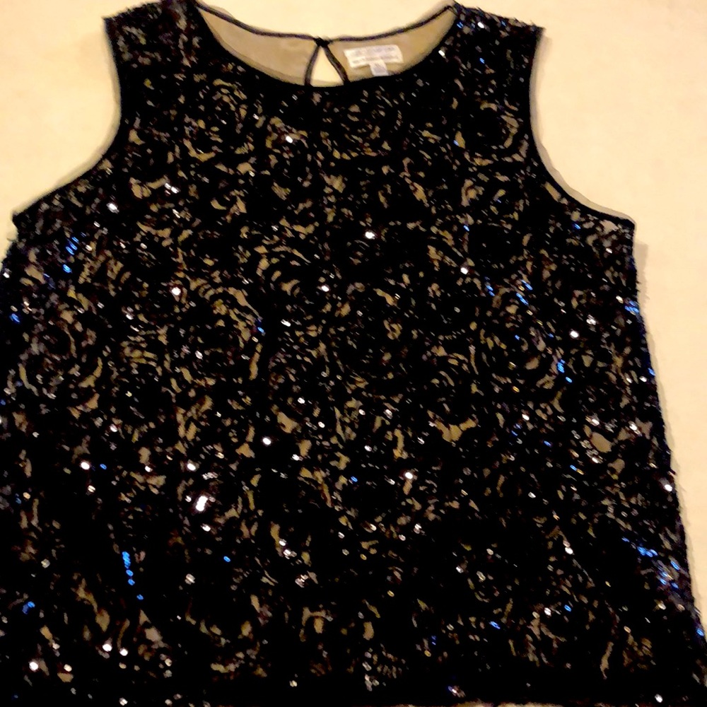 Sparkly And lacy sleeveless blouse.
